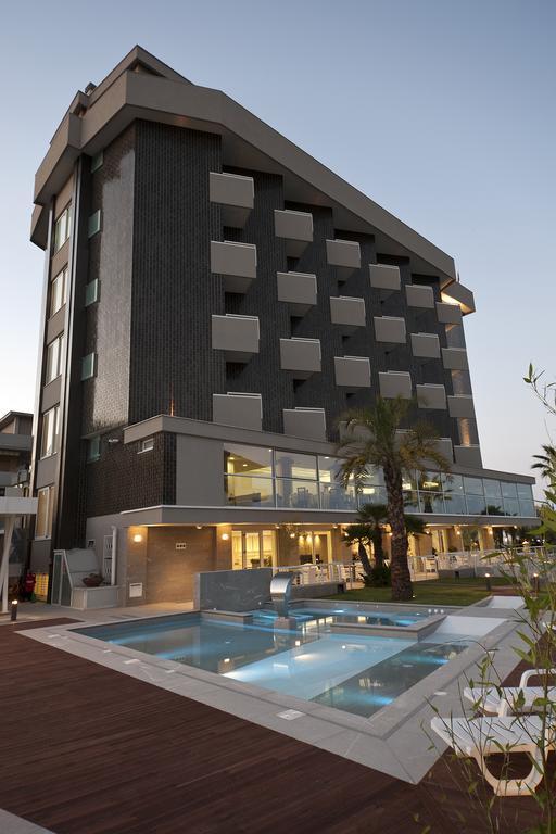 Hotel Eden Alba Adriatica Bagian luar foto