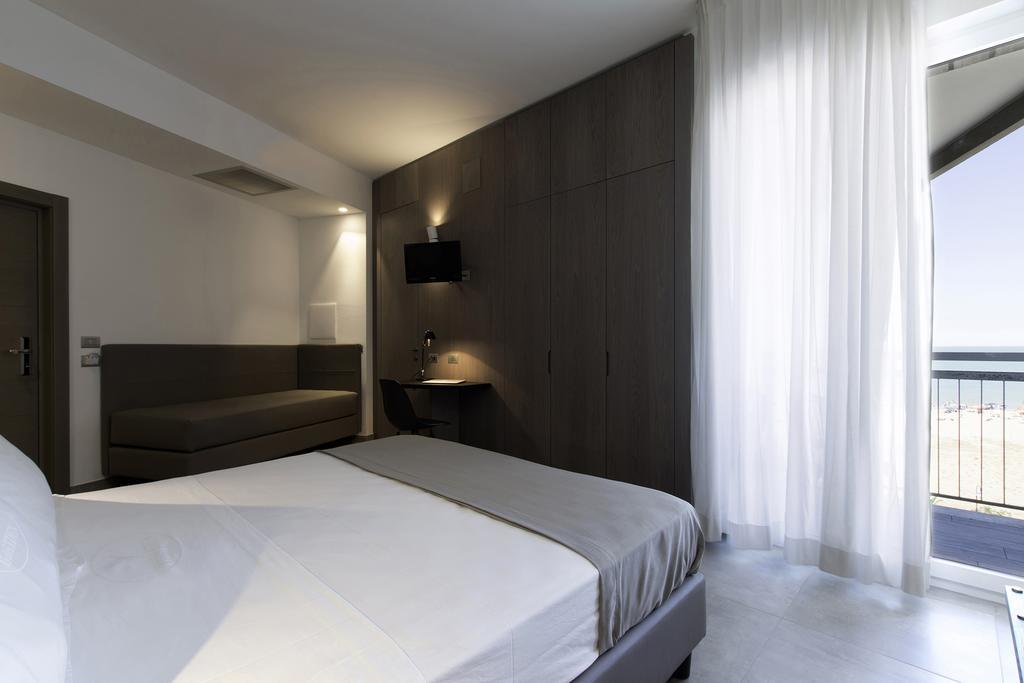 Hotel Eden Alba Adriatica Bagian luar foto