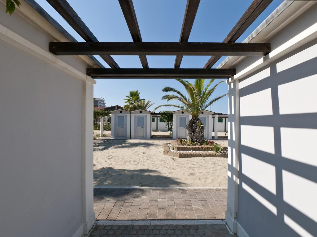 Hotel Eden Alba Adriatica Bagian luar foto