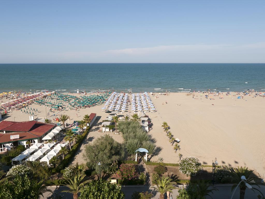 Hotel Eden Alba Adriatica Bagian luar foto