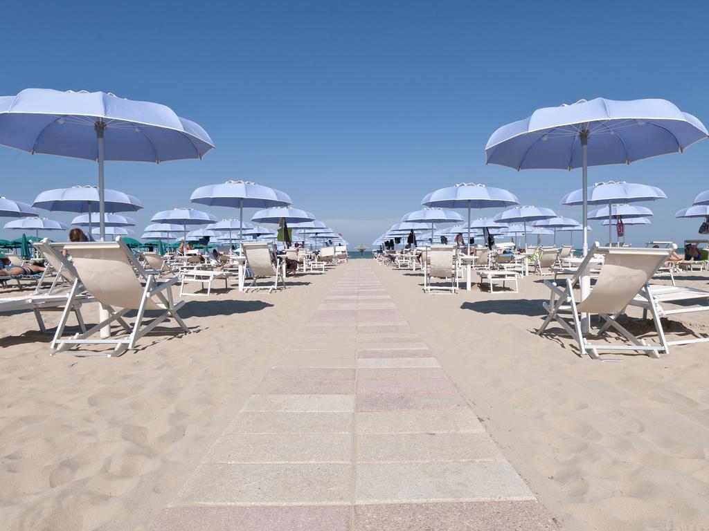 Hotel Eden Alba Adriatica Bagian luar foto